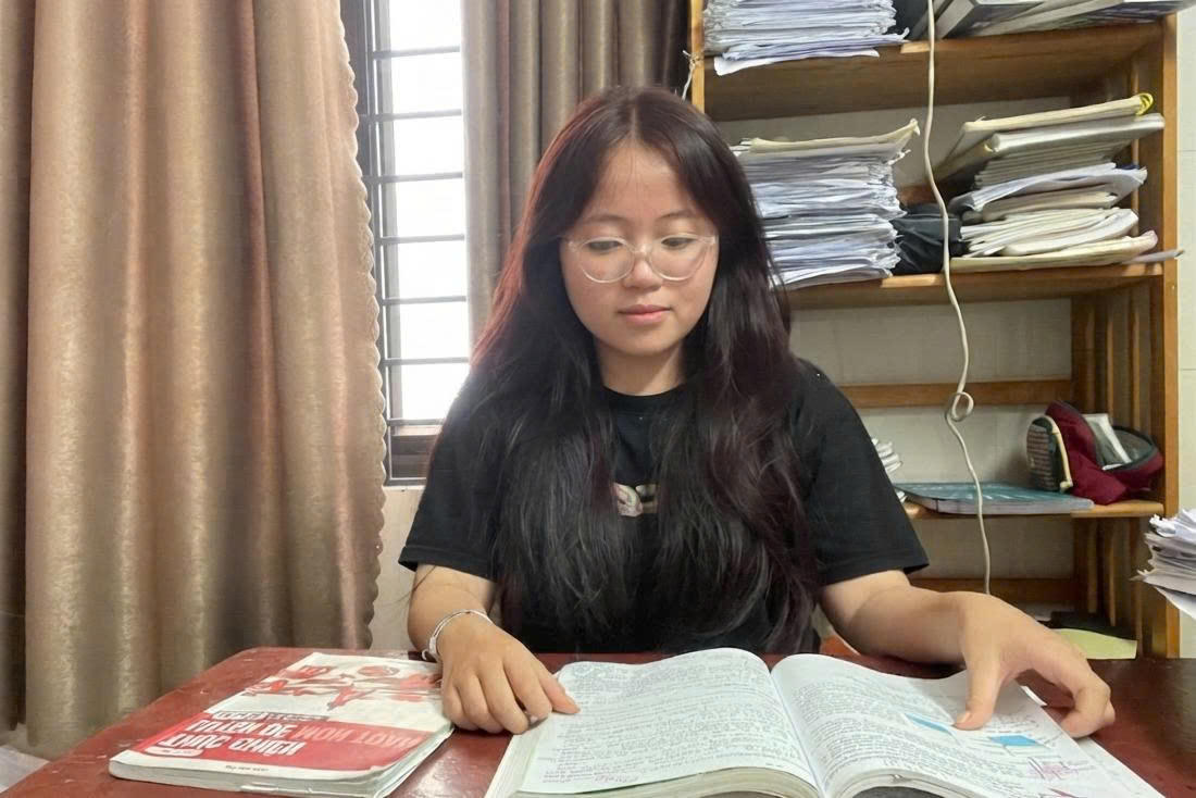 Em Trần Hà Yên chia sẻ kinh nghiệm về quá trình học và làm bài thi tốt nghiệp THPT năm 2026. Ảnh: CĐ.