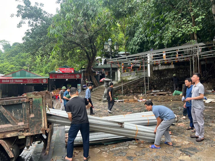 Nhờ thực hiện tốt công tác vận động, tuyên truyền nên nhiều hộ đã tự nguyện tháo dỡ, di dời tài sản ra khỏi khu vực di tích. Ảnh: HS.