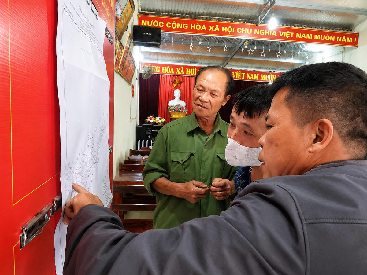 Người dân khối Nà Nùng tìm hiểu về khu tái định cư Hợp Thành