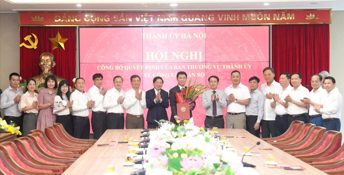 Lãnh đạo Ban Nội chính Trung ương và thành phố Hà Nội tặng hoa chúc mừng  Phó Trưởng ban Nội chính Thành ủy Nguyễn Văn Toàn. 