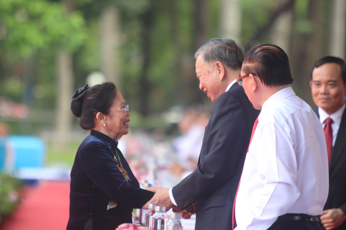 Tổng Bí thư, Chủ tịch nước Tô Lâm bắt tay, trao đổi cùng Giáo sư, Bác sĩ Nguyễn Thị Ngọc Phượng tại buổi lễ. Ảnh: BTC.