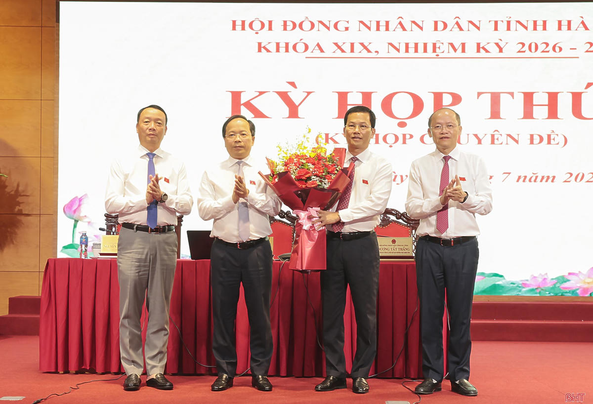 Thường trực Tỉnh ủy Hà Tĩnh tặng hoa chúc mừng tân Phó Chủ tịch UBND tỉnh Nguyễn Trọng Hiếu. Ảnh: BHT.