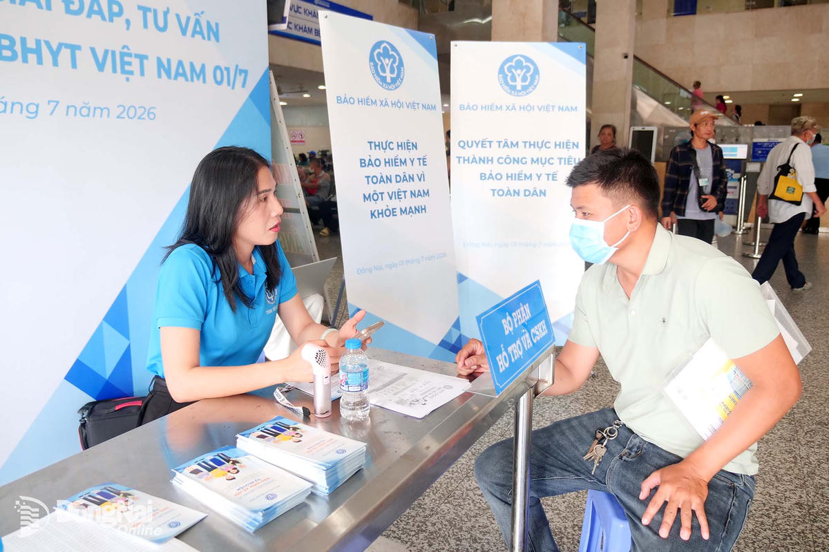Nhân viên Bảo hiểm xã hội Đồng Nai tư vấn chính sách bảo hiểm xã hội, bảo hiểm y tế cho bệnh nhân đi khám bệnh tại Bệnh viện Đa khoa Đồng Nai. Ảnh: Hạnh Dung