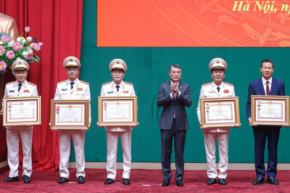 Thủ tướng Lê Minh Hưng trao Huân chương Quân công hạng Nhất và Huân chương Lao động hạng Ba cho các cá nhân có thành tích xuất sắc - Ảnh: Nhật Bắc