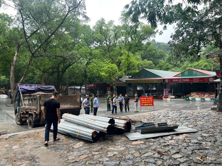 Ông Vương Trọng Đạo, PCT UBND xã trực tiếp chỉ đạo công tác tháo dỡ. Ảnh: HS.