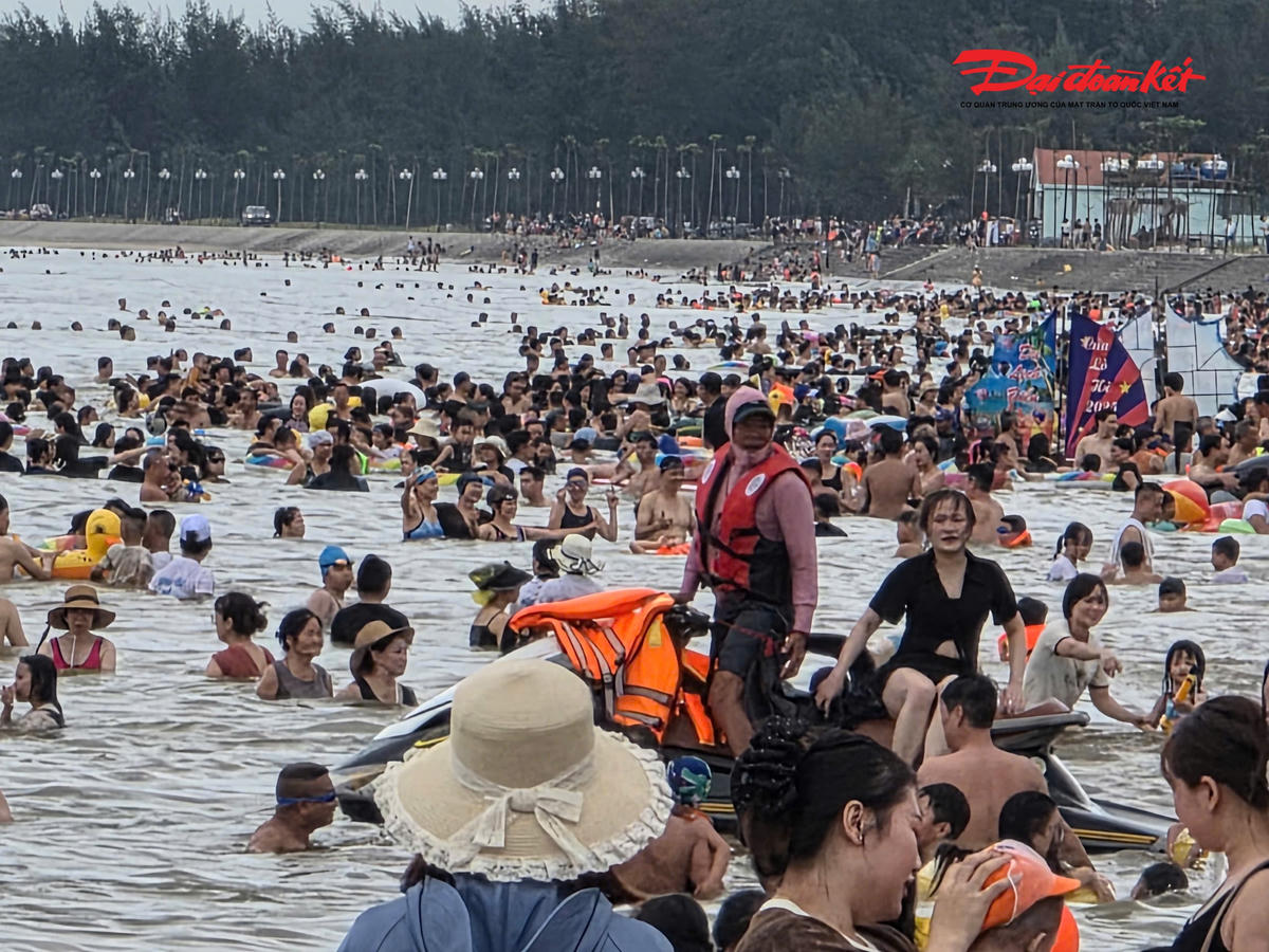 Hoạt động mô tô nước và một số loại hình vui chơi trên biển cũng chưa chấp hành nghiêm các quy định về an toàn. Ảnh: ĐB