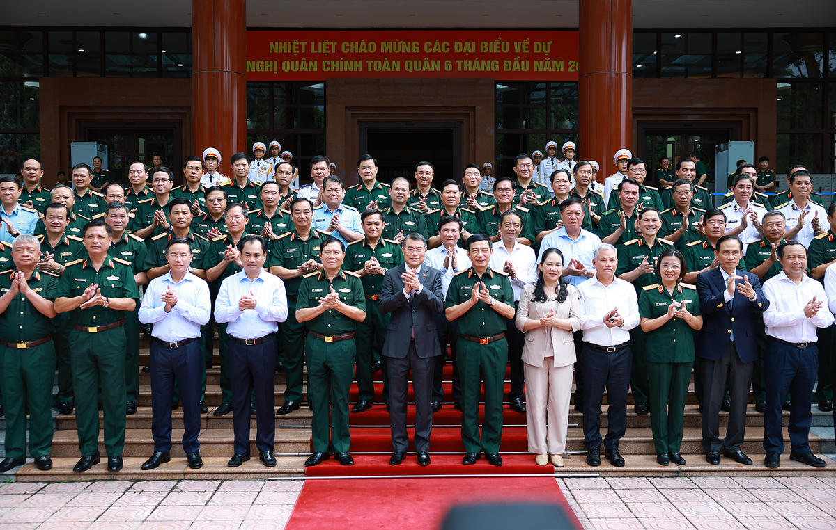 Thủ tướng và các đại biểu dự Hội nghị - Ảnh: Nhật Bắc