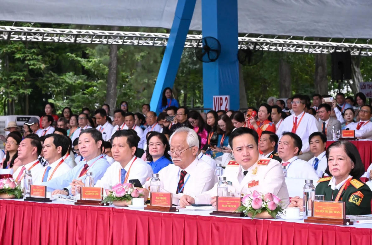 Đại biểu dự Lễ kỷ niệm 50 năm Ngày Thành phố Sài Gòn - Gia Định vinh dự mang tên Chủ tịch Hồ Chí Minh. Ảnh: SGGP