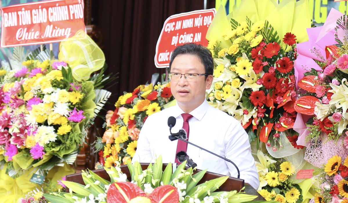 Ông Nguyễn Văn Thanh - Ủy viên Đoàn Chủ tịch, Trưởng ban Dân tộc và Tôn giáo Ủy ban Trung ương MTTQ Việt Nam đọc thư chúc mừng của Ủy viên Bộ Chính trị, Bí thư Trung ương Đảng, Chủ tịch Ủy ban Trung ương MTTQ Việt Nam Bùi Thị Minh Hoài chúc mừng Đại lễ. Ảnh: Thanh Tiến