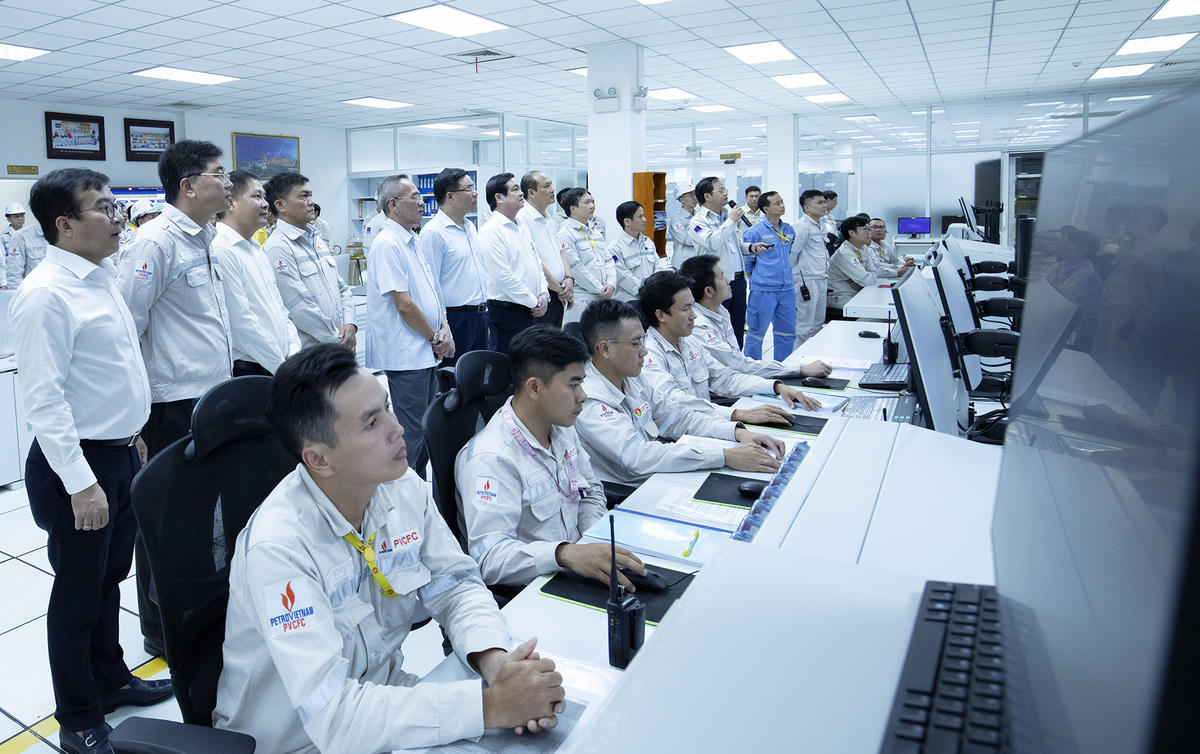 Chuyển đổi số được xác định tiếp tục là một trụ cột quan trọng trong nâng cao hiệu quả hoạt động của Petrovietnam (Ảnh: Các đại biểu tham quan Nhà máy thông minh Đạm Cà Mau)
