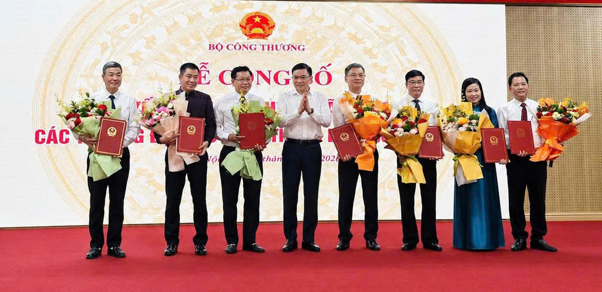 PGS.TS Đinh Văn Châu - Hiệu trưởng Trường Đại học Điện Lực (thứ 3 từ trái sang) nhận quyết định bổ nhiệm.