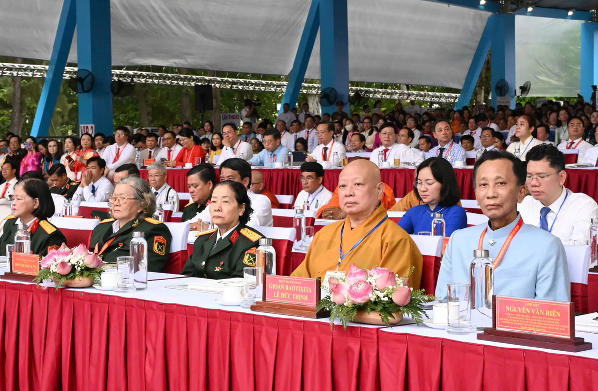 Đại biểu dự Lễ kỷ niệm 50 năm Ngày Thành phố Sài Gòn - Gia Định vinh dự mang tên Chủ tịch Hồ Chí Minh. Ảnh: SGGP
