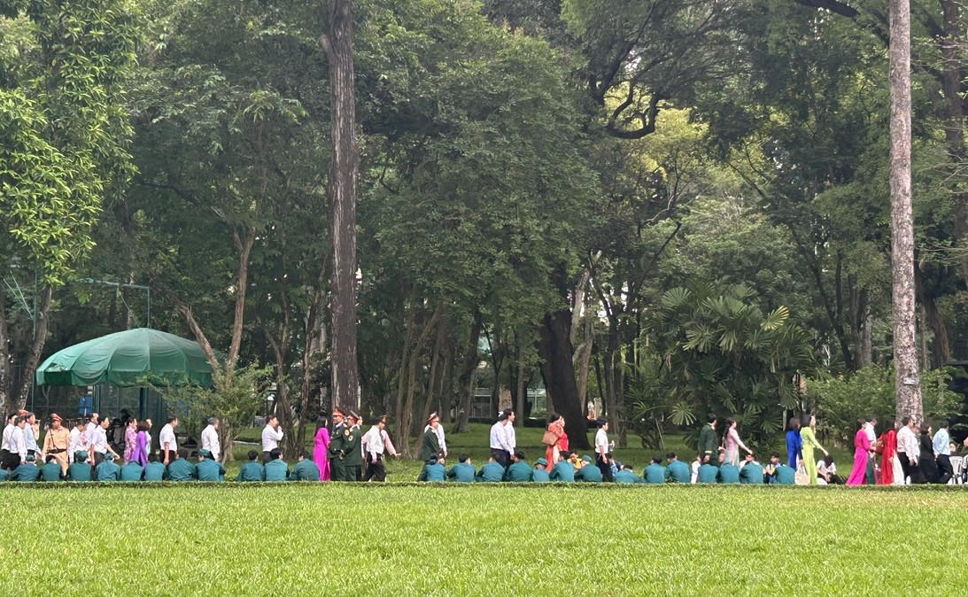 Đoàn người xếp hàng tiến vào Hội trường Thống Nhất từ cổng sau (đường Huyền Trân Công Chúa) để dự lễ. Q.Đ.