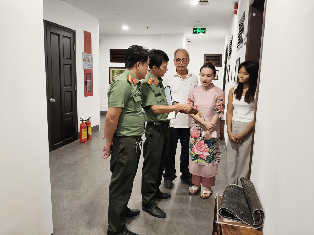 Công an phường và khu dân cư, cơ sở lưu trú tuyên truyền cho người lưu trú về chấp hành pháp luật. Ảnh: Nguyễn Tú.