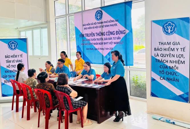 Tuyên truyền chính sách BHYT cho người dân tại Đồng Nai. Ảnh: Mai Minh