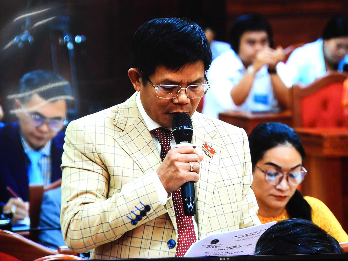 Đại biểu Lê Văn Cường -Trưởng Ban Văn hóa - Xã hội HĐND tỉnh chất vấn tại kỳ họp. Ảnh: Thanh Nga.