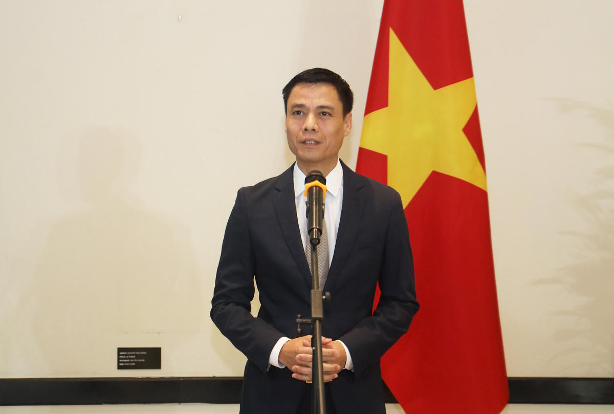 Thứ trưởng Đặng Hoàng Giang chúc mừng Đại sứ Marco Farani được trao tặng Huân chương Hữu nghị. Ảnh: BNG