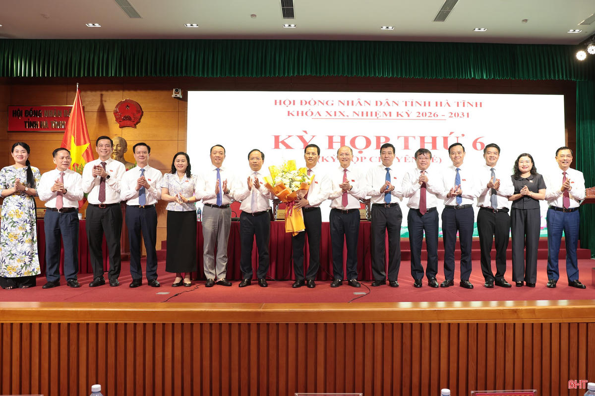 Lãnh đạo tỉnh Hà Tĩnh cùng các đại biểu tặng hoa chúc mừng tân Phó Chủ tịch UBND tỉnh Nguyễn Trọng Hiếu. Ảnh: BHT.