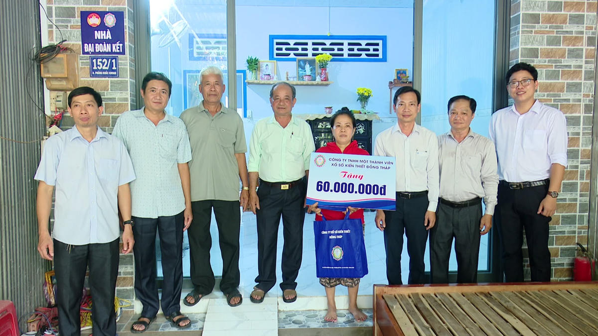Ủy ban MTTQ Việt Nam phường Mỹ Trà, tỉnh Đồng Tháp phối hợp đơn vị tài trợ trao kinh phí hỗ trợ xây dựng nhà Đại đoàn kết cho hộ nghèo, hộ cận nghèo có hoàn cảnh đặc biệt khó khăn về nhà ở trên địa bàn. (Ảnh: An Nam).
