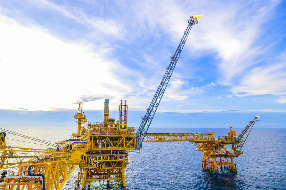 Ở lĩnh vực thăm dò khai thác, Petrovietnam đặt mục tiêu mở rộng hoạt động E&P quốc tế, thúc đẩy M&A, bảo đảm gia tăng trữ lượng và sản lượng trong dài hạn (Ảnh: Giàn khai thác mỏ Sư Tử Trắng)
