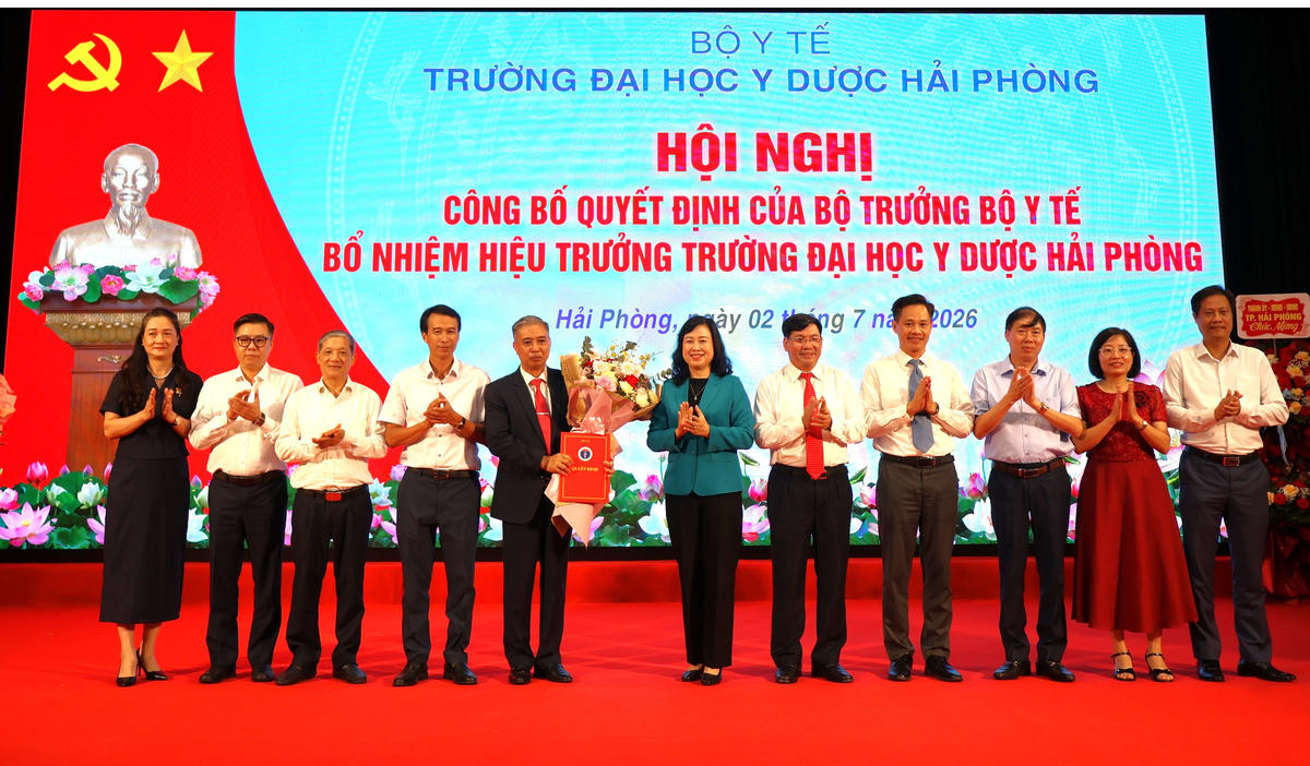 PGS.TS.BS Nguyễn Văn Khải nhận quyết định bổ nhiệm tiếp tục giữ chức Hiệu trưởng Trường Đại học Y Dược Hải Phòng. Ảnh: HN. 