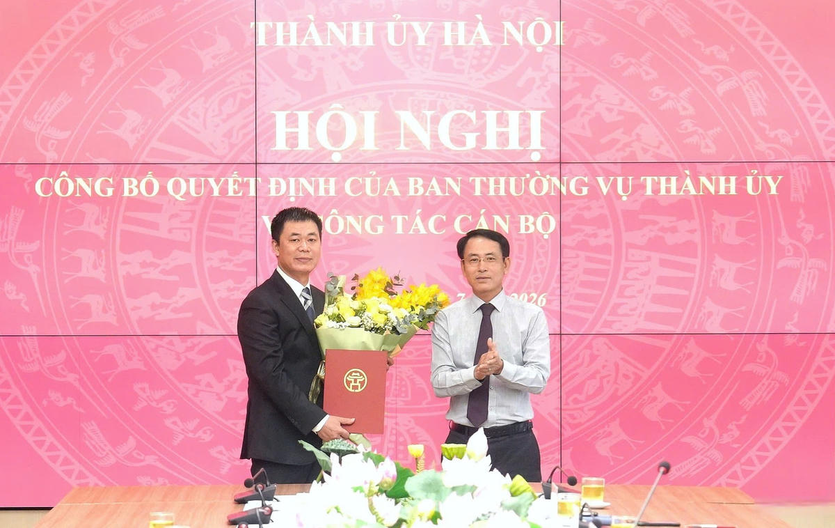 Ông Nguyễn Trọng Đông, Phó Bí thư Thường trực Thành ủy Hà Nội trao quyết định cho đồng chí Nguyễn Văn Toàn.