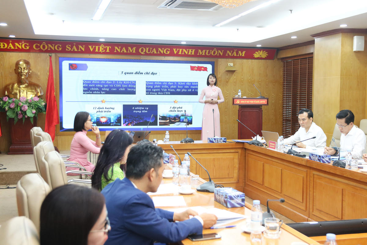 Xây dựng đội ngũ báo cáo viên thực sự là chiến sĩ xung kích trên mặt trận tư tưởng của Đảng