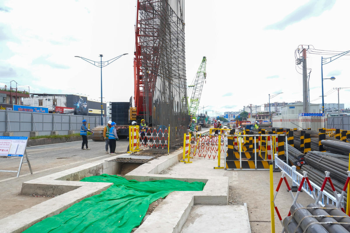 Đơn vị thực hiện hạ lồng thép ở khu vực ga ngầm ST10 (ga Phạm Văn Bạch). Ảnh: BQL.
