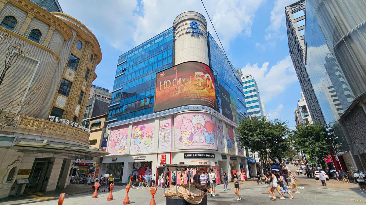 Hình ảnh kỷ niệm 50 năm thành phố mang tên Bác được chiếu ở trung tâm Seoul. Ảnh: TL