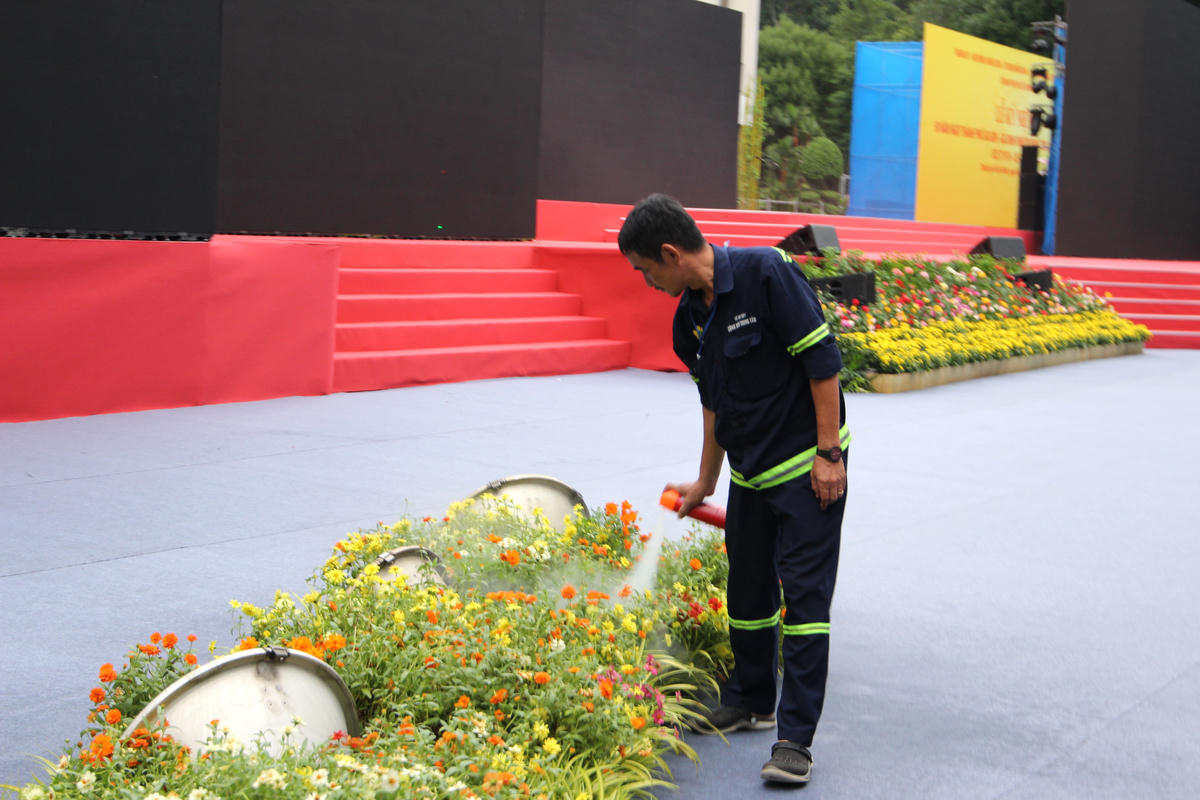 Công nhân thực hiện công đoạn cuối cùng cho tiểu cảnh trong khu vực sân khấu chính. Ảnh: Q.Đ.