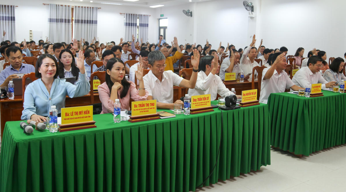 Tại hội nghị, các đại biểu đã biểu quyết nhất trí hiệp thương cử Đại tá Trương Viết Hải, Ủy viên Ban Chấp hành Đảng bộ tỉnh, Chính ủy Bộ Chỉ huy Quân sự tỉnh Quảng Trị vào Ủy ban MTTQ Việt Nam tỉnh khoá I, nhiệm kỳ 2025 - 2030. Ảnh: Đỗ Văn.