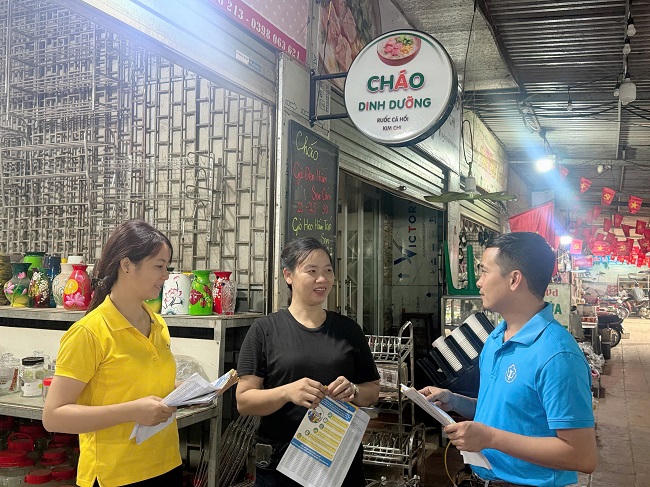 Cán bộ BHXH Phú Thọ về khu dân cư để tuyên truyền chính sách BHYT cho người dân. Ảnh: BHXH Phú Thọ.