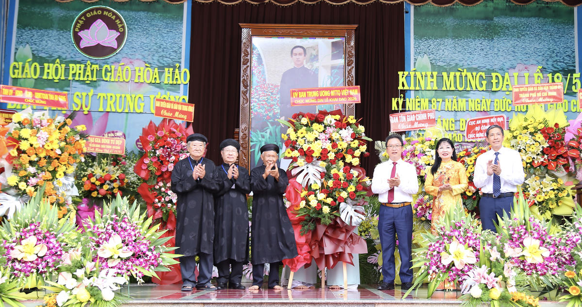 Ông Nguyễn Văn Thanh - Ủy viên Đoàn Chủ tịch, Trưởng ban Dân tộc và Tôn giáo Ủy ban Trung ương MTTQ Việt Nam; bà Trần Thị Thanh Hương - Ủy viên Ủy ban Trung ương MTTQ Việt Nam, Phó Bí thư Tỉnh ủy, Chủ tịch Ủy ban MTTQ Việt Nam tỉnh An Giang và ông Hồ Hải Bằng - Ủy viên Ủy ban Trung ương MTTQ Việt Nam tặng hoa và quà của Ủy ban Trung ương MTTQ Việt Nam chúc mừng Đại lễ. Ảnh: Thanh Tiến