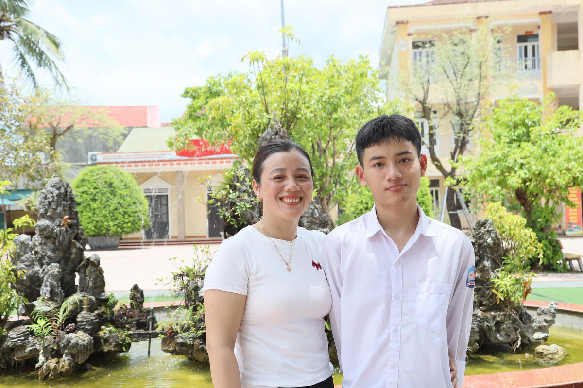 Chị Nguyễn Thị Trường cùng con trai thủ khoa Nguyễn Tiến Đạt. 