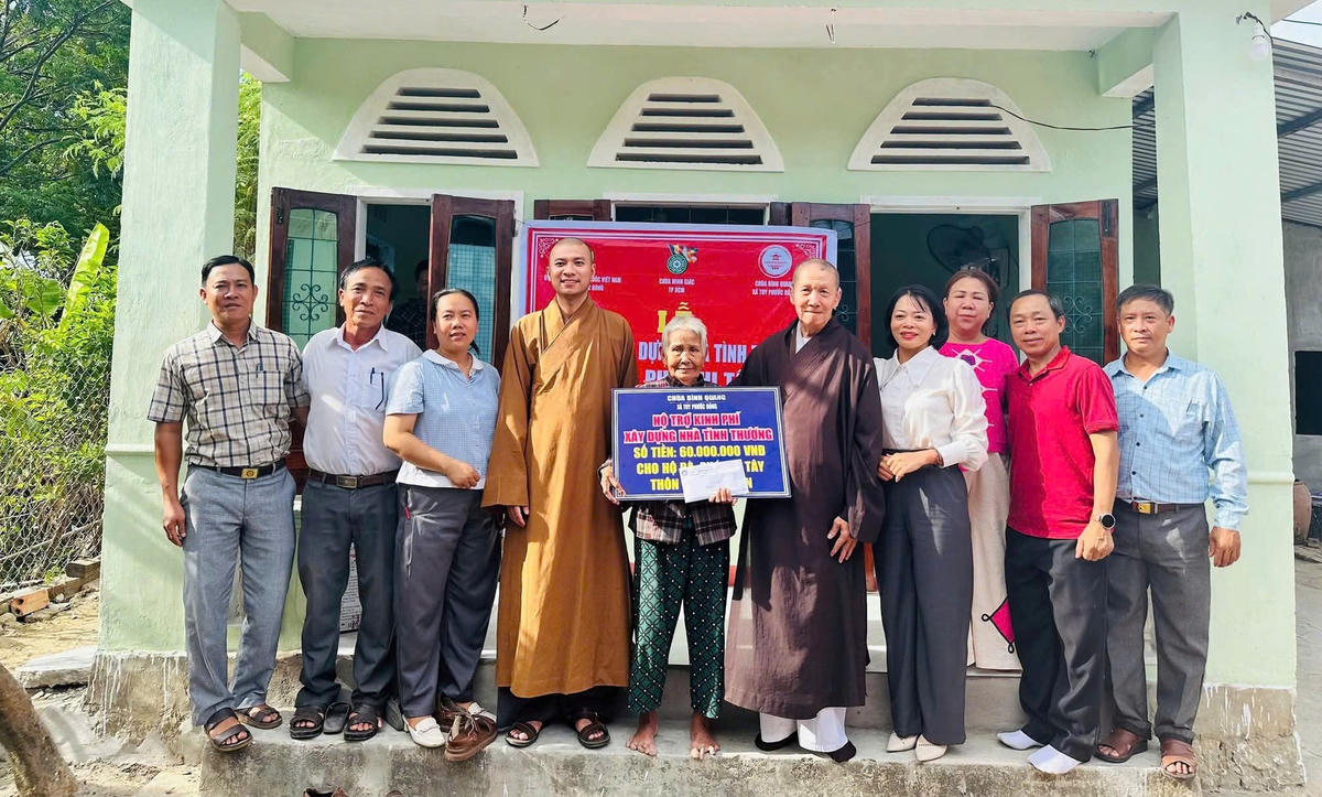Lãnh đạo xã Tuy Phước Đông hỗ trợ xây nhà tình thương cho người nghèo. Ảnh: ĐS.