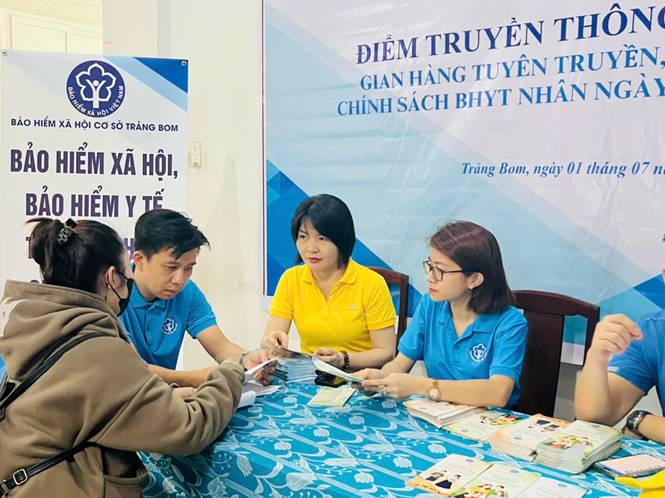 Gian hàng tuyên truyền chính sách BHXH tại Đồng Nai. Ảnh: Mai Minh