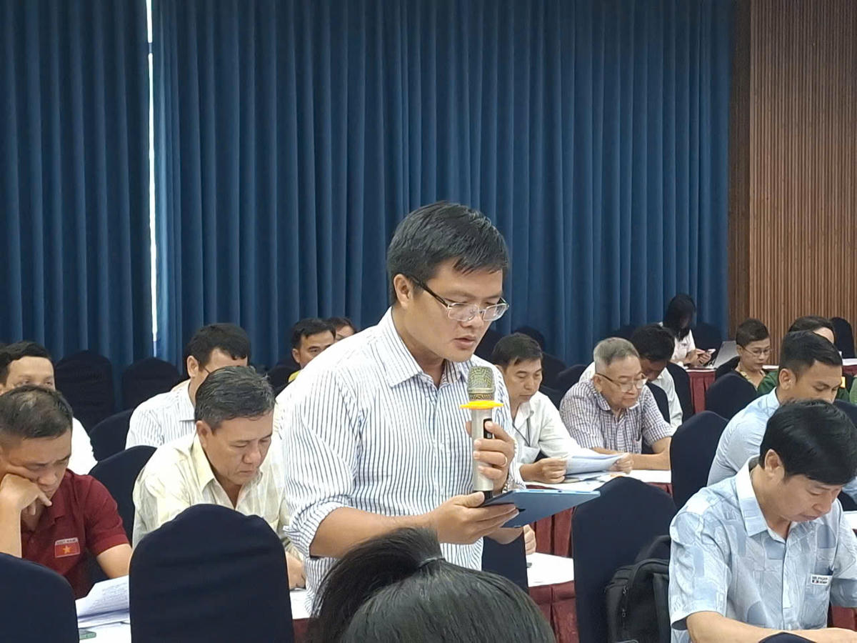 Các đại biểu tham dự và cho ý kiến về siết quản lý thuốc lá mới. Ảnh: S.X