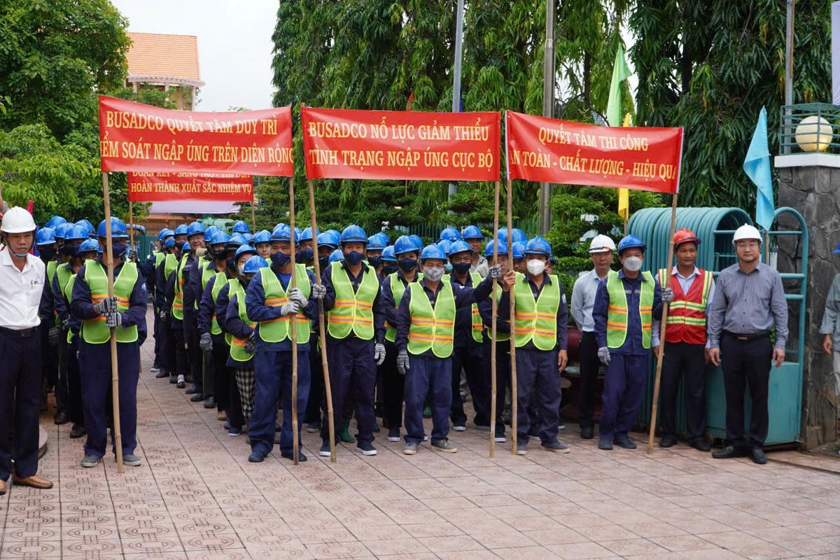 Ngay sau lễ phát động, hàng trăm cán bộ, kỹ sư và công nhân Busadco đã đồng loạt đến địa bàn các phường Vũng Tàu, Rạch Dừa, Tam Thắng, Bà Rịa, Tam Long và Long Hương. Ảnh: MC