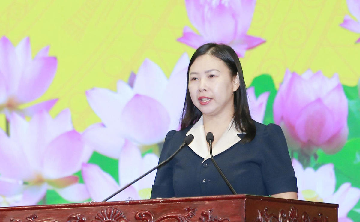 Bà Nguyễn Thị Phương, Phó Chủ tịch Ủy ban MTTQ tỉnh Thanh Hóa phát biểu tại hội nghị.
