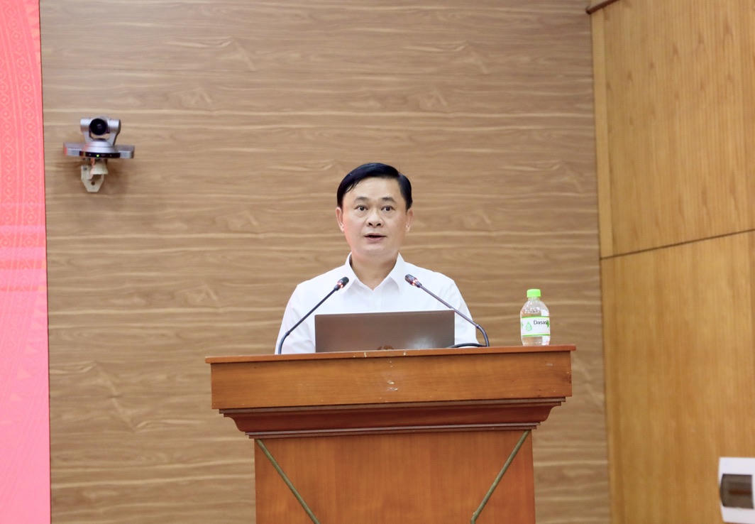 Phó Trưởng Ban Thường trực Ban Chính sách, chiến lược Trung ương Thái Thanh Quý báo cáo tại hội nghị.