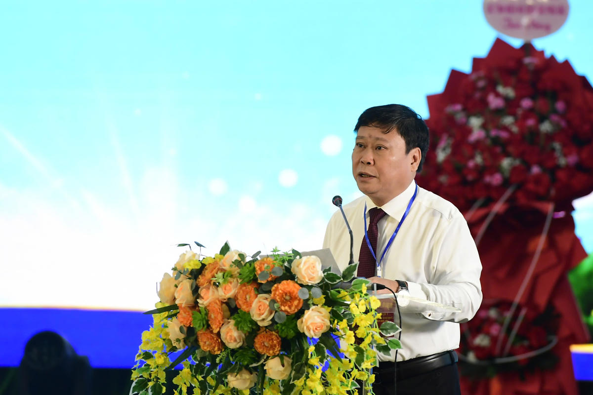 Ông Mai Đức Thông, Ủy viên Ban Chấp hành Đảng bộ tỉnh, Giám đốc Báo và phát thanh, truyền hình Tuyên Quang, Chủ tịch Hội Nhà báo tỉnh phát biểu tại Đại hội.