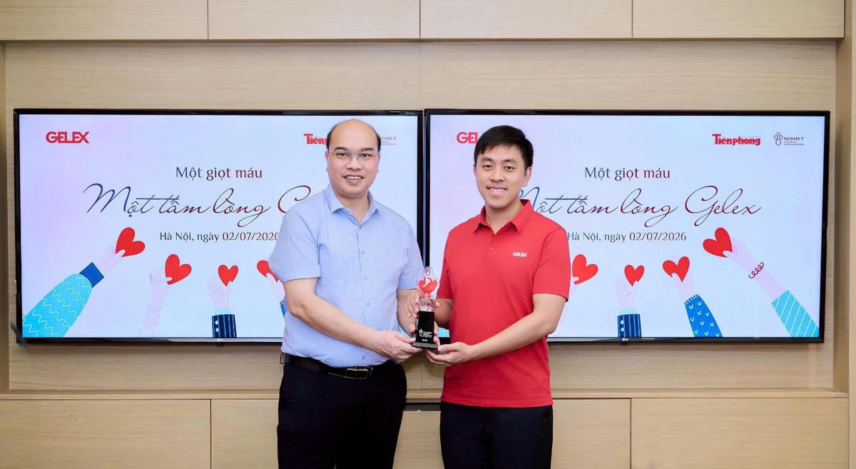 Đại diện Viện Huyết học Truyền máu Trung ương trao tặng biểu trưng linh vật hiến máu cho Lãnh đạo Tập đoàn GELEX