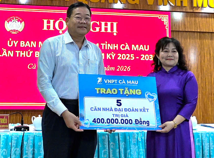 Phó Chủ tịch UBMTTQ Việt Nam tỉnh Cà Mau Võ Thị Ngọc Hân tiếp nhận 400 triệu đồng từ VNPT Cà Mau hỗ trợ xây nhà Đại đoàn kết 2026. Ảnh Mai Thành 
