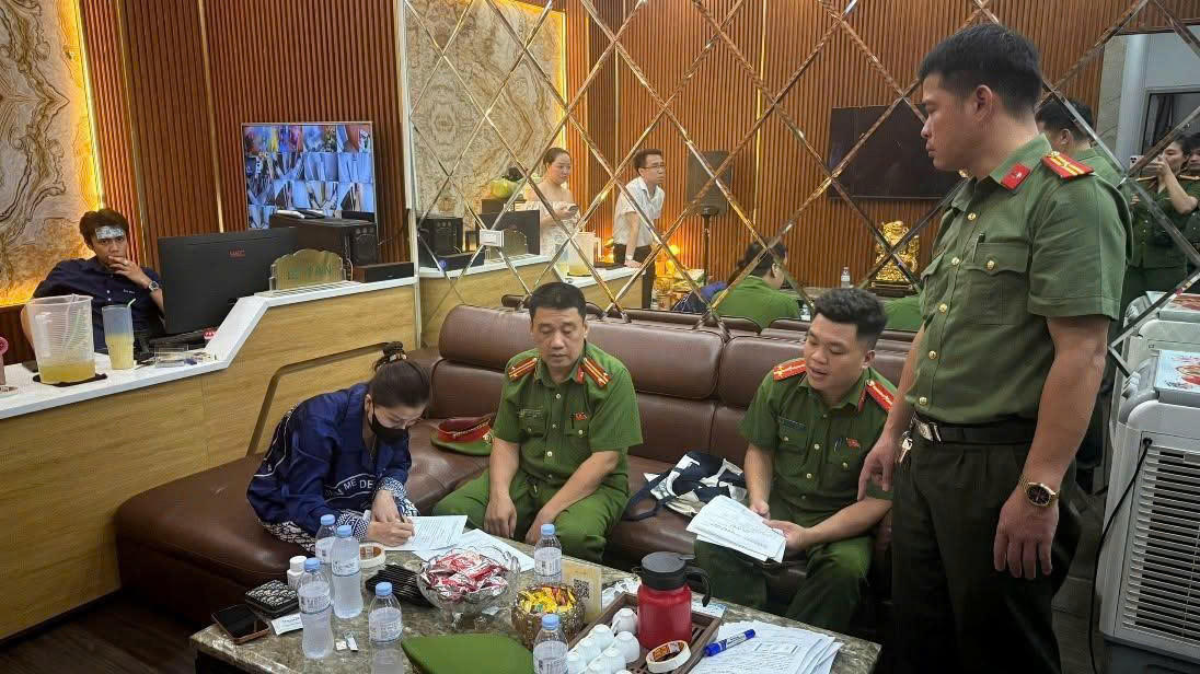 Lực lượng công an    tuyên truyền, vận động các cơ sở kinh doanh và người lao động nâng cao ý thức chấp hành pháp luật về phòng, chống ma túy. 