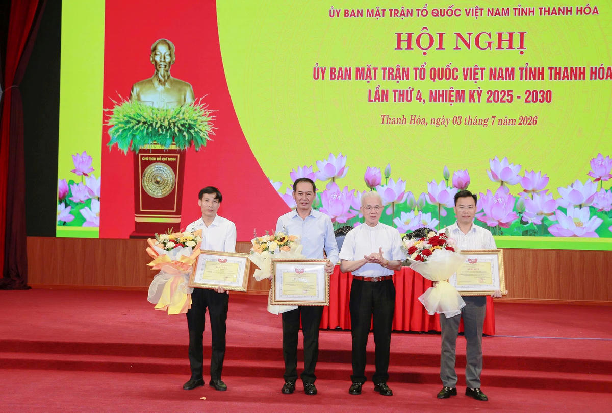Linh mục Trần Xuân Mạnh, Phó Chủ tịch không chuyên trách Ủy ban Trung ương MTTQ Việt Nam trao Bằng khen của Ủy ban Trung ương MTTQ Việt Nam cho các tập thể, cá nhân có thành tích xuất sắc trong công tác bầu cử ĐBQH khóa XVI và đại biểu HĐND các cấp, nhiệm kỳ 2026-2031 tại Thanh Hóa.