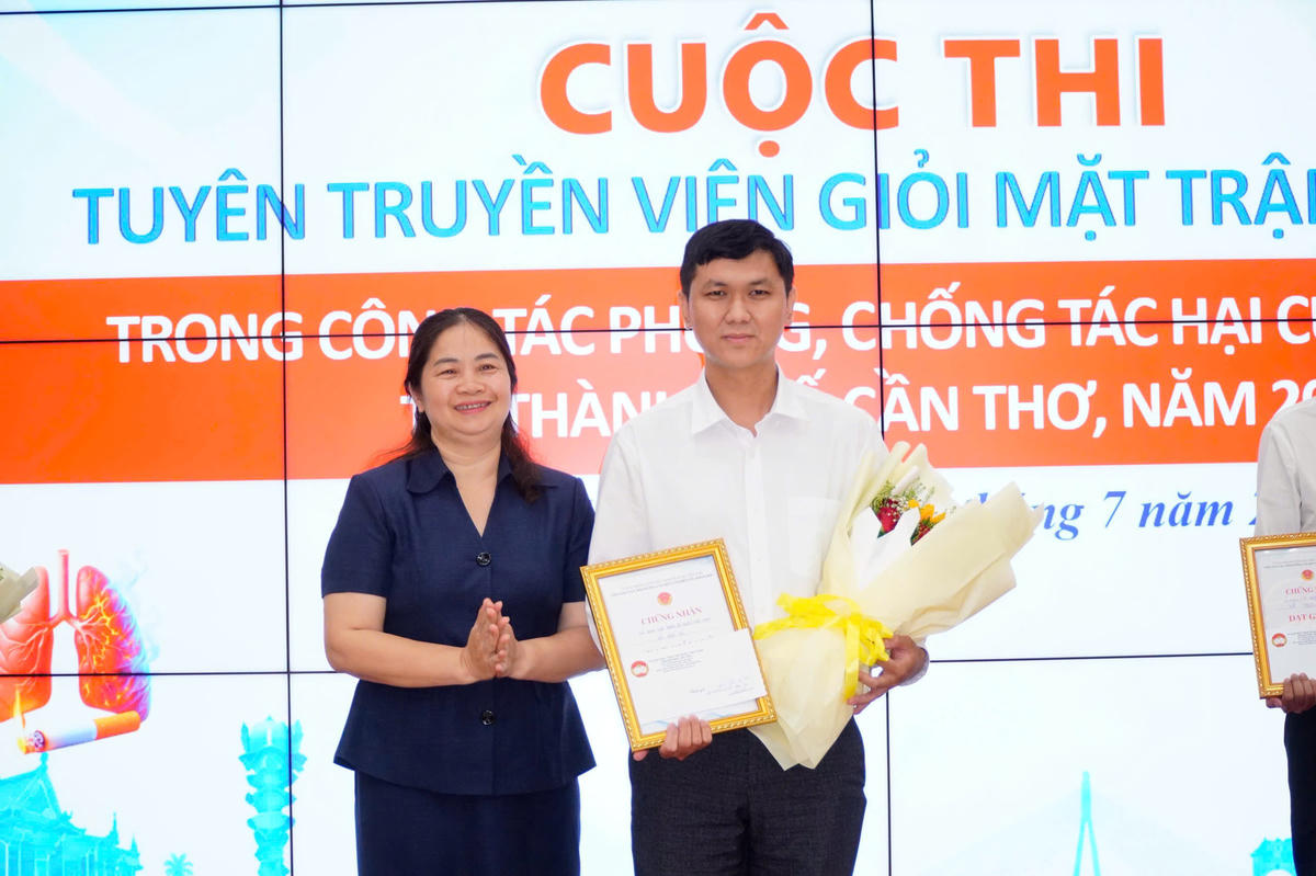 Ban Giám khảo Cuộc thi trao giải cho các đội thi có thành tích xuất sắc.