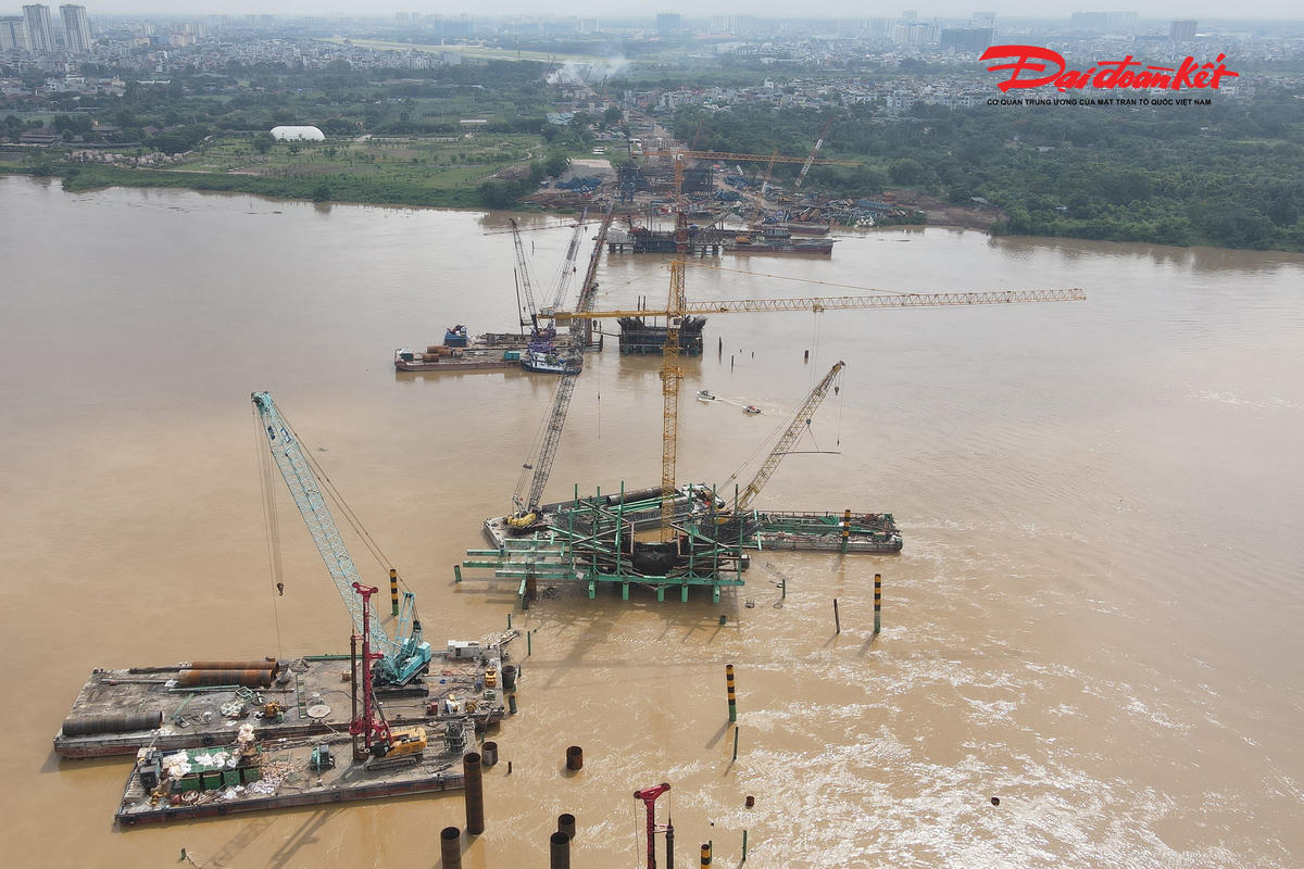 Theo ông Bắc, Ban An toàn được thành lập để thường xuyên huấn luyện, phổ biến các quy định về an toàn lao động cho toàn bộ cán bộ, công nhân làm việc trên công trường. Đặc biệt, tại các vị trí thi công ngoài sông, công nhân được hướng dẫn kỹ về các nguy cơ có thể phát sinh và biện pháp xử lý trong từng tình huống.