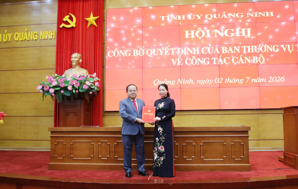 Ủy viên Trung ương Đảng, Bí thư Tỉnh ủy Quảng Ninh Quản Minh Cường trao quyết định cho Bí thư Đảng ủy phường Hồng Gai Nguyễn Thị Thúy. Ảnh: QMG