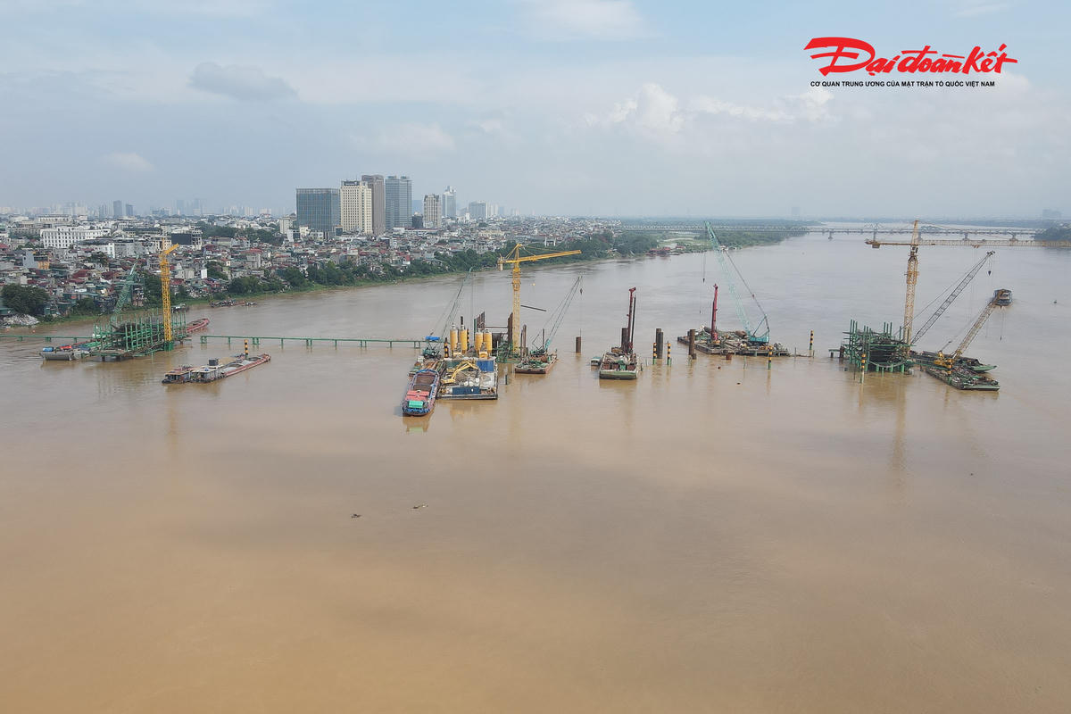 Đại diện đơn vị thi công, ông Mai Văn Bắc, Tổ trưởng tổ thi công trụ TC5 ngoài sông, cho biết, ngay từ khi triển khai hạng mục trên sông, chủ đầu tư và nhà thầu đã xác định đây là công trình có nhiều yếu tố phức tạp do vừa thi công trên mặt nước, vừa phải bảo đảm hoạt động giao thông đường thủy.