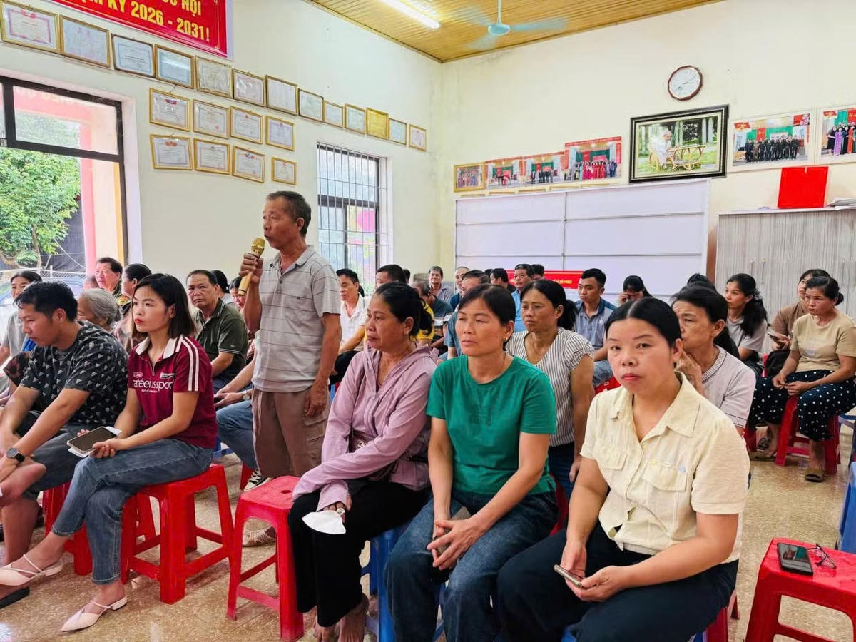 Người dân xã Lộc Bình tại cuộc họp sắp xếp thôn, bản, tổ dân phố.
